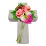 Composition florale artificielle: rose, anthurium, cynorrhodon NINNA, croix végétale, rose-fuchsia-rouge, 30x18x11cm