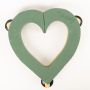 ®mosy Ökodur Mousse florale Voiture en forme de cœur décoration de mariage ELLARIA, avec ventouse, socle en bois naturel, vert, 45x48x5cm