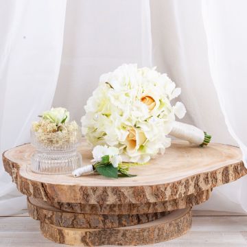 Création de bouquet de mariée avec boutonniére pour le marié - demande de la cliente Ursula Création de bouquet de mariée avec boutonniére pour le marié - demande de la cliente Ursula