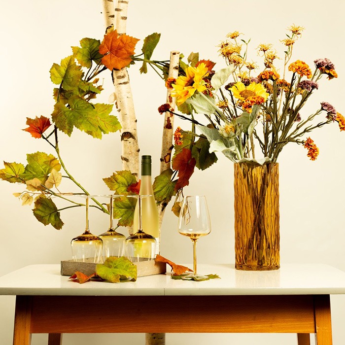 Soirée d'été avec du vin et des fleurs