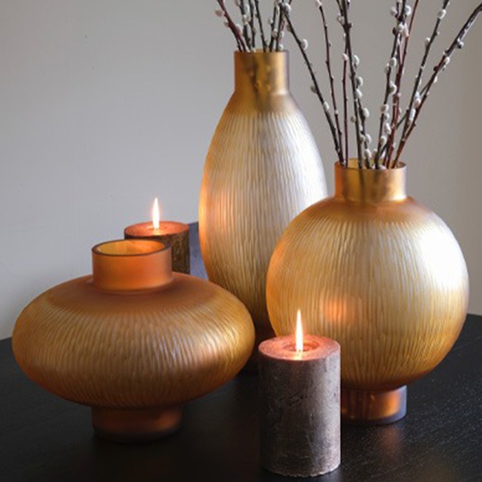 Vases en m&eacute;tal
